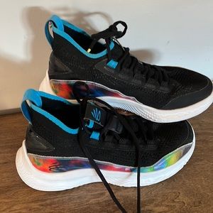 Under Armour Curry 8 CNY GS Basketball Trainers 3024036 Sneakers Shoes